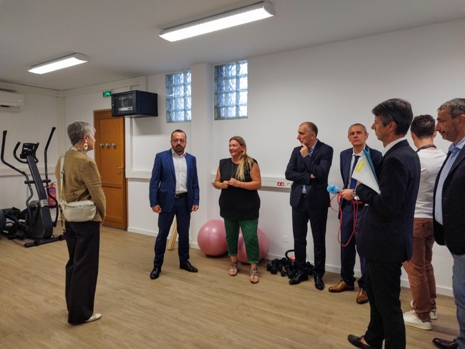 Le ministre Yannick Neuder écoute l'adjointe porto-vecchiaise Emmanuelle Giraschi lui présenter ce nouvel espace dédié à l'activité physique adaptée à Porto-Vecchio.