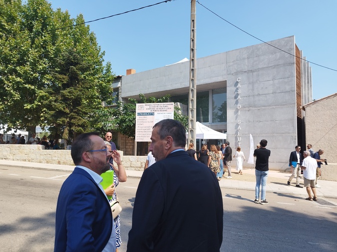 Paul-André Colombani, en discussion avec le ministre de la Santé Yannick Neuder, mardi matin devant la nouvelle maison médicale de Zonza Sainte-Lucie de Porto-Vecchio.