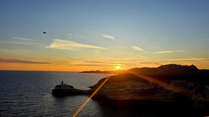 A màghjina : Tramontu maestosu nant’à Bunifaziu