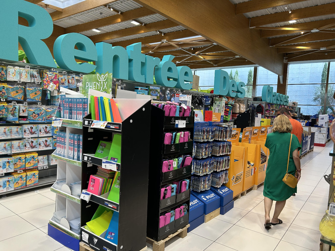 Les rayons dédiés à la rentrée des classes au Leclerc Baleone