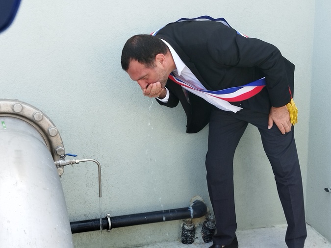 Le maire de Bonifacio, Jean-Charles Orsucci, teste la potabilité de l'eau sortie de la nouvelle usine !