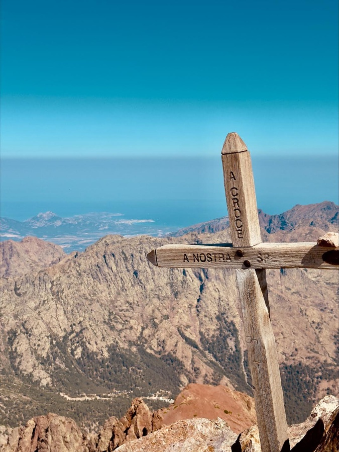 A màghjina :  A croce di u Monte Cintu