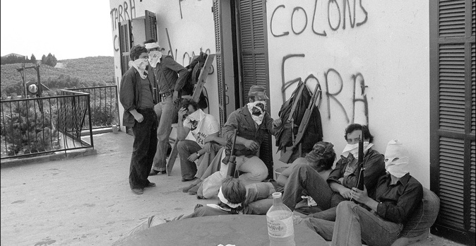 Le commando autonomiste, composé d'une douzaine de militants de l'ARC, occupe les 21 et 22 août 1975 la cave Depeille à Aleria. Crédit Photo AFP.