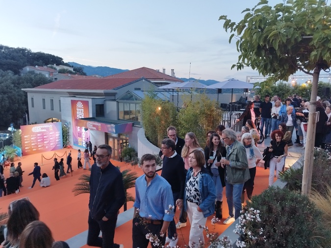 Le rouge étant pris par Cannes, c'est un tapis orange qui marque l'identité visuelle du PFF.