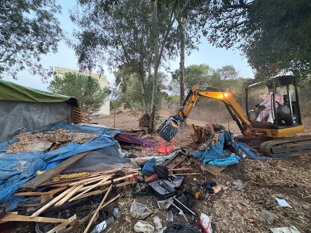 La Ville d'Ajaccio a procédé à la destruction d'un squat à Mezzavia.