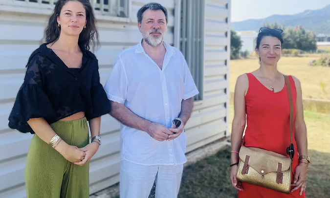 L’enseignante (Alyssia Taddei) et les responsables de Scola corsa (Ghjiseppu Tuchini et Anna Catalina Santucci), lors d’une visite préliminaire à l’ouverture de l’école de Lucciana