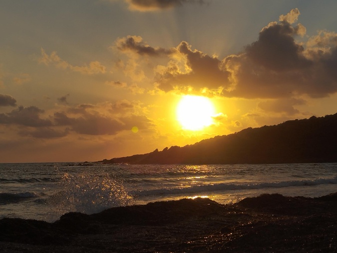 A màghjina :  U sole si cala nant’à Capu di Fenu