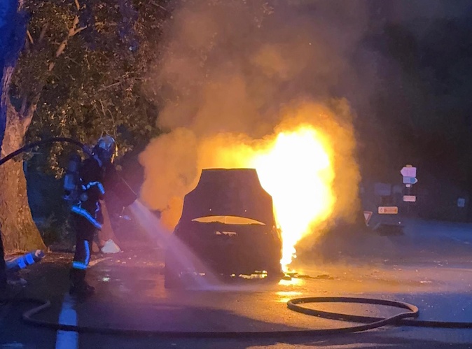 Voiture en feu à Venaco Voiture en feu à Venaco