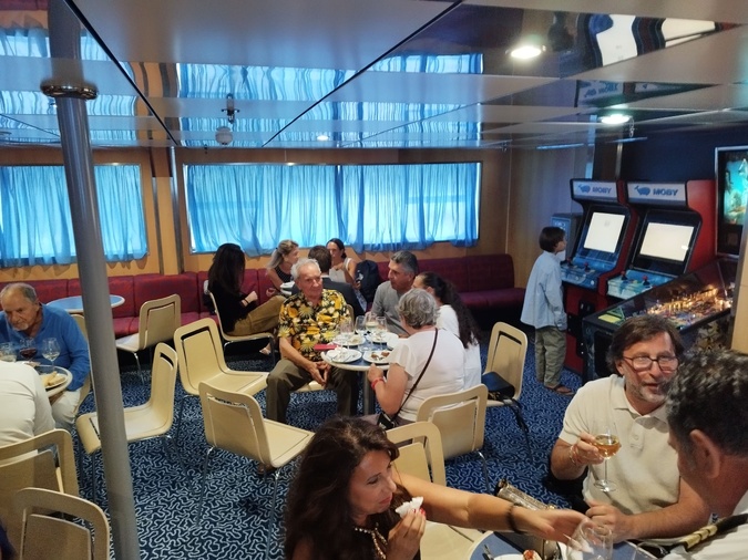 Les salons du bateau ont été rénovés en partie.