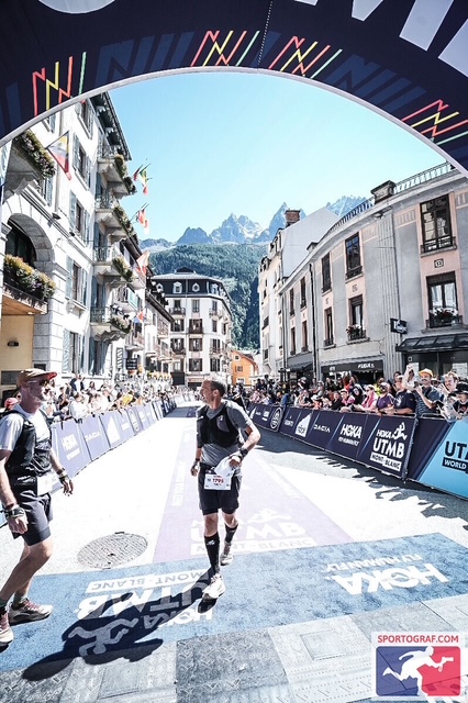 Fabrice Figarella au moment de franchir la ligne d'arrivée après 175 km dans les jambes. (Photo sportograf.com)