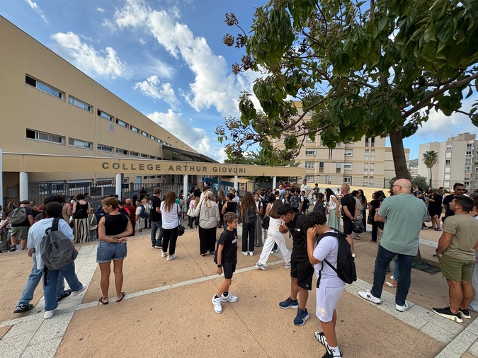 Plusieurs centaines de collégiens ajacciens ont repris le chemin des cours ce mardi matin.