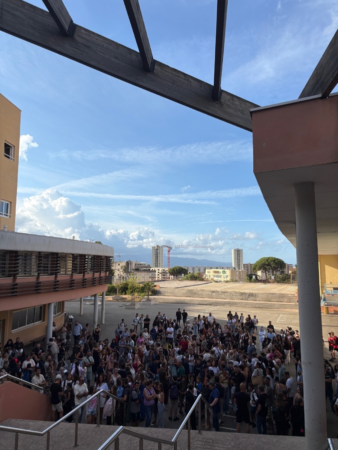 À Ajaccio, les élèves sont rentrés dans les classes, le téléphone portable restera lui sur pause À Ajaccio, les élèves sont rentrés dans les classes, le téléphone portable restera lui sur pause