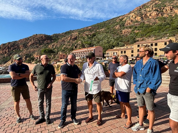 Golfe de Portu : pour réguler les activités maritimes, l'OEC remet des fanions aux bateliers Golfe de Portu : pour réguler les activités maritimes, l'OEC remet des fanions aux bateliers