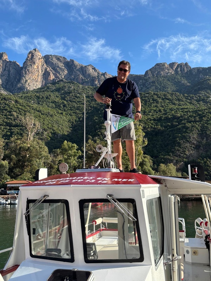 Golfe de Portu : pour réguler les activités maritimes, l'OEC remet des fanions aux bateliers