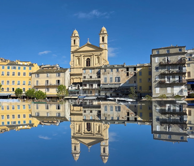 A màghjina :  San Ghjuvà si specchia in u Vechju Portu