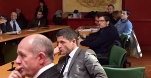 Au centre, Jean Félix Acquaviva. Au centre, Jean Félix Acquaviva.