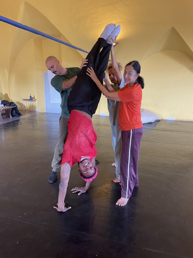 Les danseurs en résidence sous la direction d'Hélène Taddei Lawson.