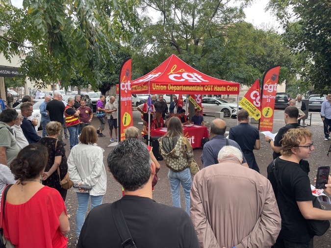 Place Papi à Lupino, plusieurs dizaines de personnes ont écouté le discours de la CGT.