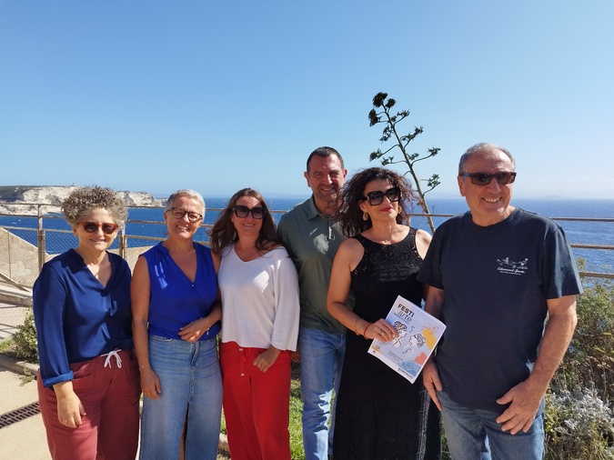 De gauche à droite : Stéphanie Suby-Lesy, Florence Minighetti, Nathalie Buresi (Office du tourisme), le maire Jean-Charles Orsucci, la violoncelliste Laetitia Himo et l'adjoint à la culture Alain Di Meglio.