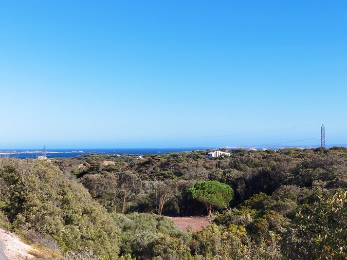 Au loin, on peut apercevoir deux des pylônes électriques dont la vue déplaît fortement à Jean-Charles Orsucci.