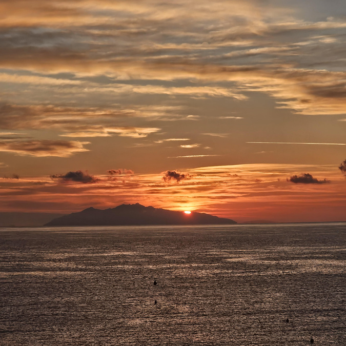 A màghjina - U sole s’alza sopra l’Isula d’Elba