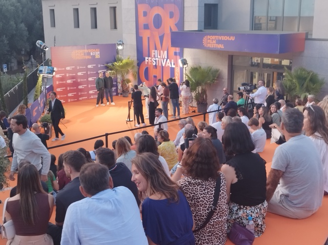 Pendant que les stars posent pour la photo, le public porto-vecchiais n'en rate pas une miette. Pendant que les stars posent pour la photo, le public porto-vecchiais n'en rate pas une miette.