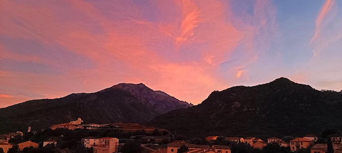 "A celu rossu, o piscia o soffia" in Corti (Grazi Ritratti)