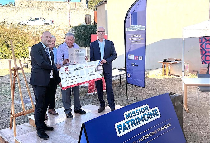 Charles Lantieri, Directeur général délégué de FDJ UNITED a remis le chèque à Claudy Olmeta, le maire de Saint-Florent, en en présence de Barthélémy Colombani, délégué régional de la Fondation du patrimoine (Fondation du Patrimoine)