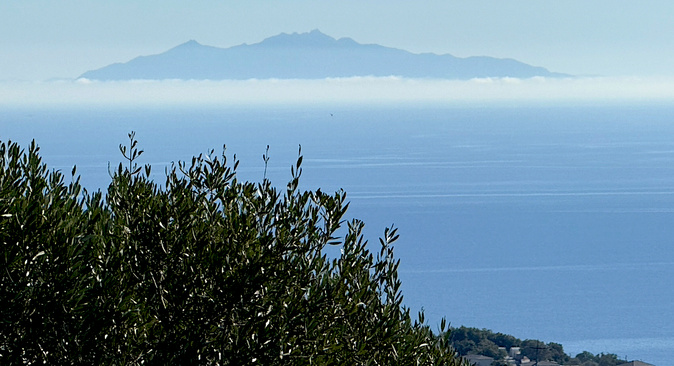 L'Île d'Elbe, sur un nuage @cni L'Île d'Elbe, sur un nuage @cni