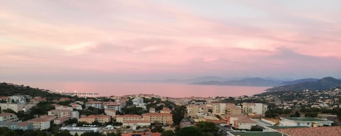 A màghjina - Lisula s’addurmenta sottu à u celu di focu A màghjina - Lisula s’addurmenta sottu à u celu di focu