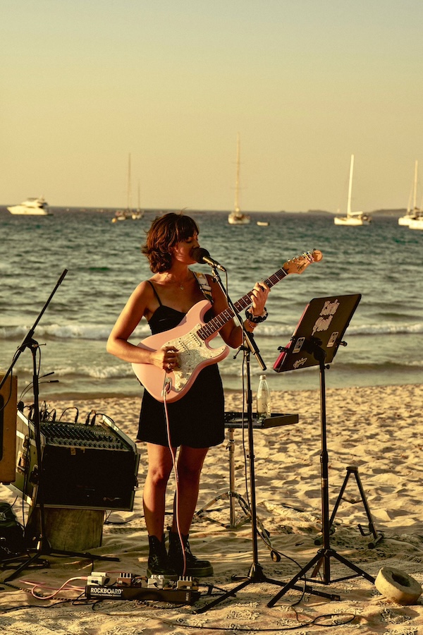 Depuis deux ans, l'artiste se produit dans les établissements de Balagne. Photo : Alex Dussol