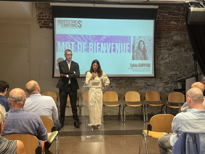 En présence du maire, Sylvia Ghipponi a ouvert l'après-midi dédié à la pierre sèche