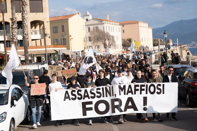 En mars dernier, une grande manifestation à  l’appel des deux collectifs anti-mafia de l’île avait eu lieu à Ajaccio (Photo : Paule Santoni)