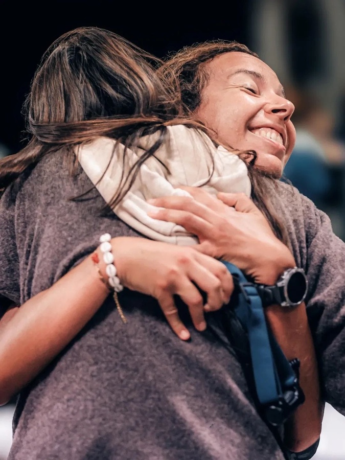 Les retrouvailles à l'arrivée avec sa soeur (crédit photo : Cyrille Quintard)
