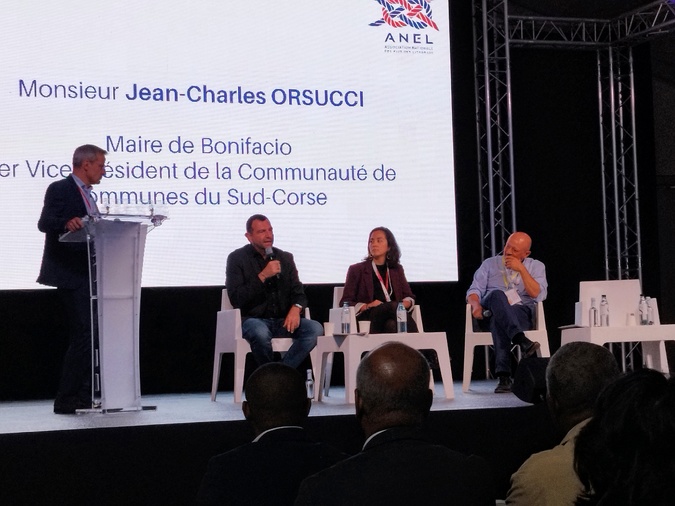 Le maire de Bonifacio, Jean-Charles Orsucci (2e à gauche) et Norbert Samama (à droite), maire du Pouliguen, ont fait part de leurs expériences respectives en matière de meublés de tourisme dans leurs communes.