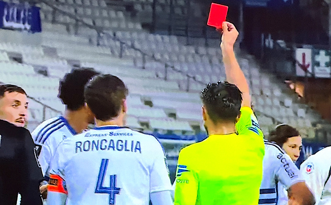 Un carton rouge (sévère) pour Sebas Un carton rouge (sévère) pour Sebas