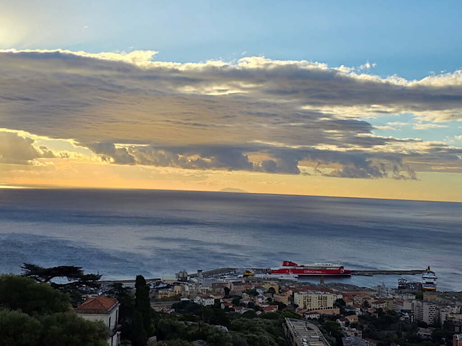 A màghjina - Bastia si sveglia trà mare è nuvoli