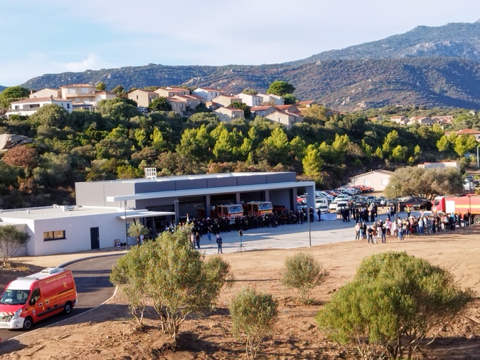 La nouvelle caserne a été construite dans un endroit dégagé, à même de faciliter les départs en intervention.