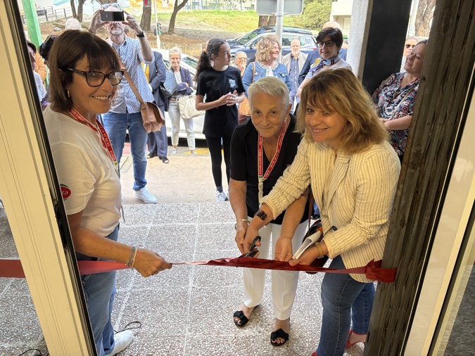 Françoise Huguet, directrice d''OPRA, Angèle Liegault, présidente, et Marie-Pascale Simoni, directrice de la CAF de Haute-Corse, ont coupé le ruban, inaugurant officiellement les nouvaux locaux de l'association.