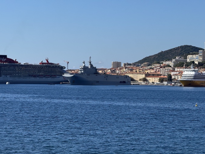 À Ajaccio, un exercice de la Marine nationale interpelle les habitants À Ajaccio, un exercice de la Marine nationale interpelle les habitants