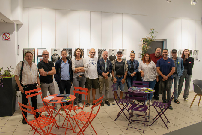 Valérie Rouyer avec les médiateurs de quartiers et les habitants des quartiers sud de Bastia Valérie Rouyer avec les médiateurs de quartiers et les habitants des quartiers sud de Bastia