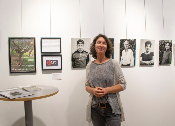 Valérie Rouyer devant quelques-unes de ses oeuvres Valérie Rouyer devant quelques-unes de ses oeuvres