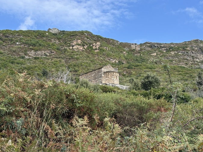 La chapelle San Micheli sur son pic rocheux.