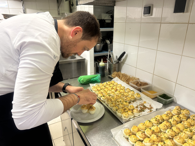 Le chef Quentin Sanchez prépare le repas qui sera servi à des milliers de Bastiais Le chef Quentin Sanchez prépare le repas qui sera servi à des milliers de Bastiais