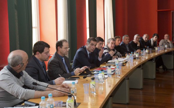 Gilles Simeoni, président du Conseil exécutif de Corse, avec les élus de l'intérieur.