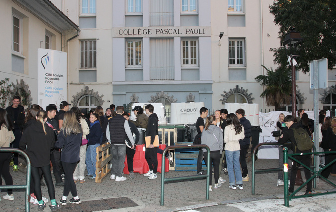 Double protestation des lycéens, le lycée de Corte bloqué Double protestation des lycéens, le lycée de Corte bloqué
