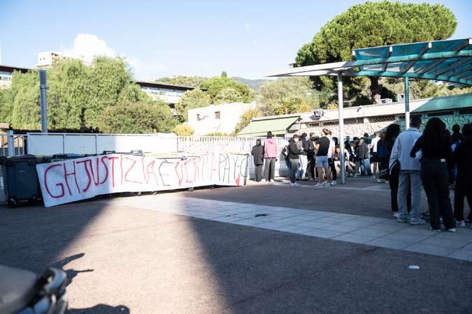 Le lycée Laetitia a été bloqué ce jeudi matin à Ajaccio (Photo : Paule Santoni) Le lycée Laetitia a été bloqué ce jeudi matin à Ajaccio (Photo : Paule Santoni)