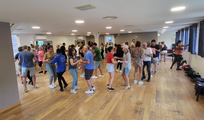 ça chaloupe boulevard Auguste Gaudin à Bastia. Evviva salsa !