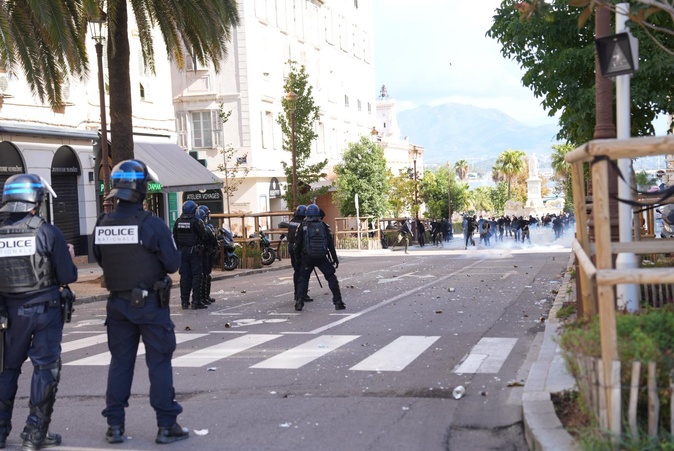 Assassinat d'Yvan Colonna : À Ajaccio, la manifestation des lycéens dégénère Assassinat d'Yvan Colonna : À Ajaccio, la manifestation des lycéens dégénère