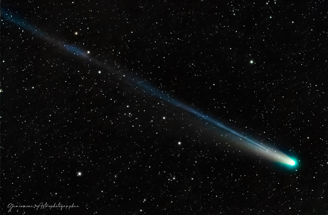 Une image de la comète C/2025 A6 Lemmon capturée depuis le Grand site de la Parata, à Ajaccio, peu avant le lever du Soleil (Photo : Giacomoni Astrophotographie)